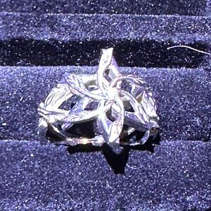 Elegant Silver Floral Ring